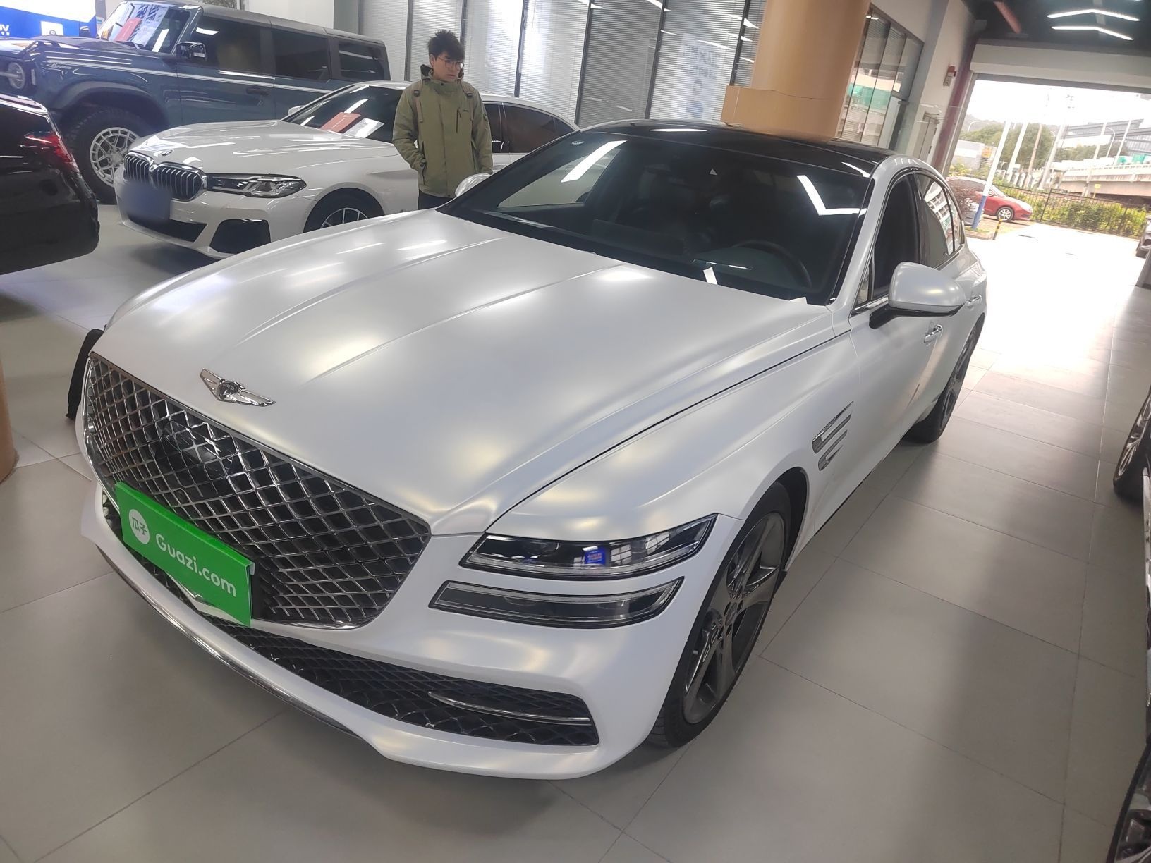 تحت مقدمة السيارة