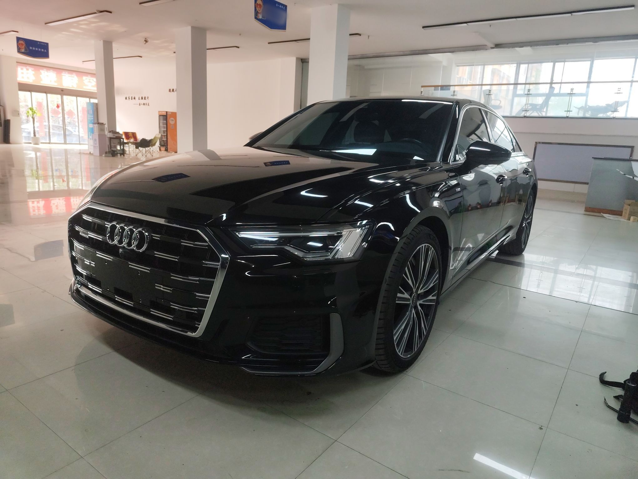 تحت مقدمة السيارة