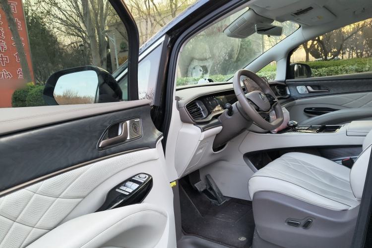 Used Denza D9 2023 DM-i 965 Luxury Model Driver Seat