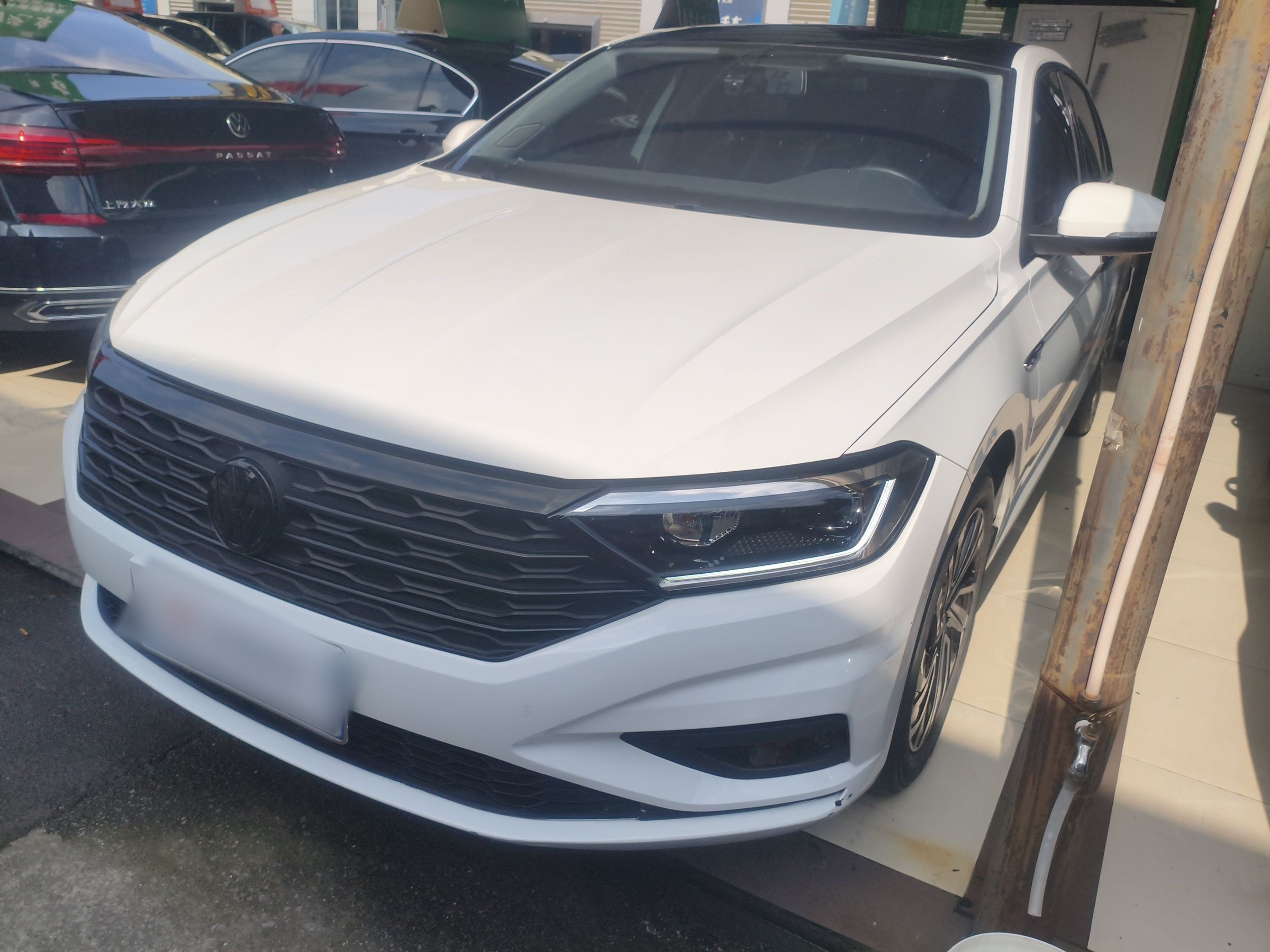 تحت مقدمة السيارة