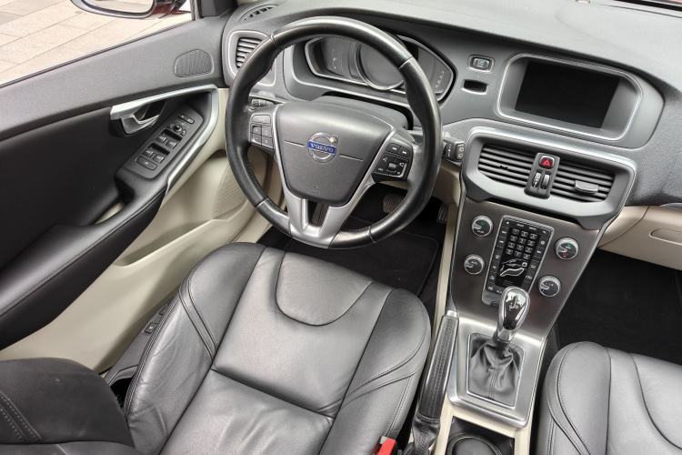 Used Volvo V40 2015 1.6T Zhiya Edition