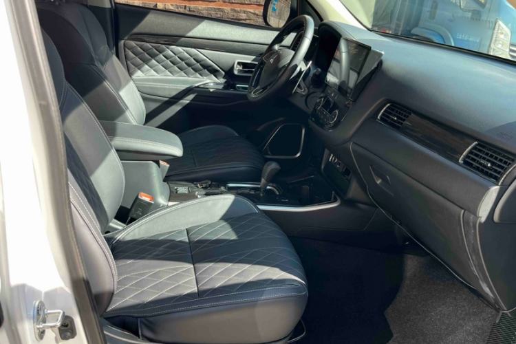 Used Mitsubishi Outlander 2020 2.4L 4x4 Zhi Xiang Edition 5 Seats Interior 9