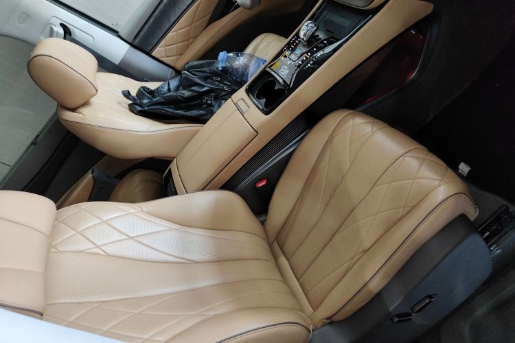 Used Denza D9 2022 DM-i 1040 Prestige Model
