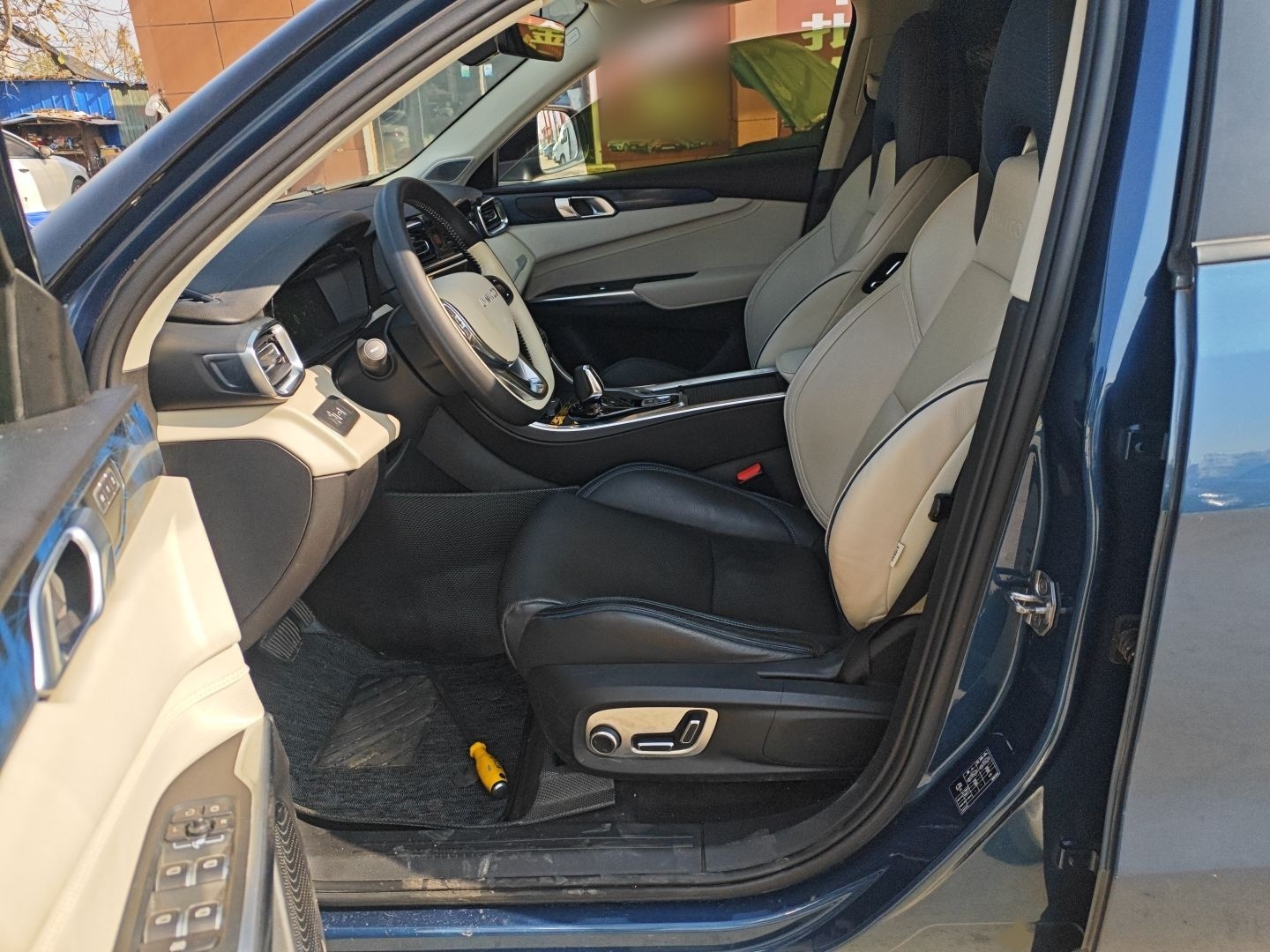 المقاعد الأمامية داخل السيارة