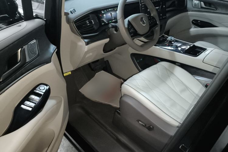 Used Denza D9 2023 DM-i 965 Luxury Model Interior 3