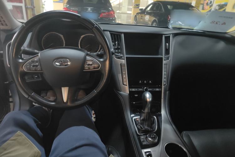 Used Infiniti Q50L 2015 2.0T Enjoyment Edition Center Console