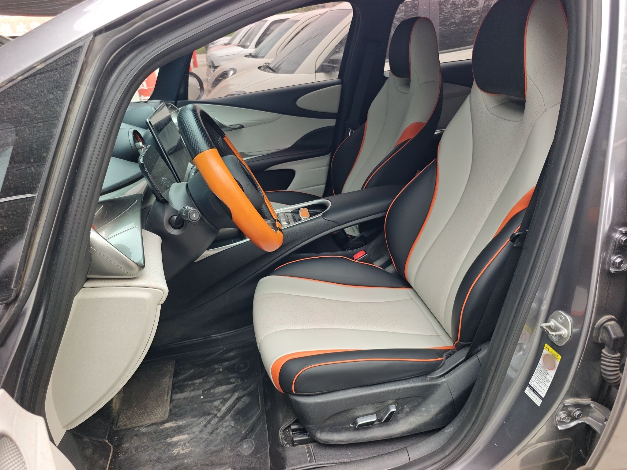 المقاعد الأمامية داخل السيارة