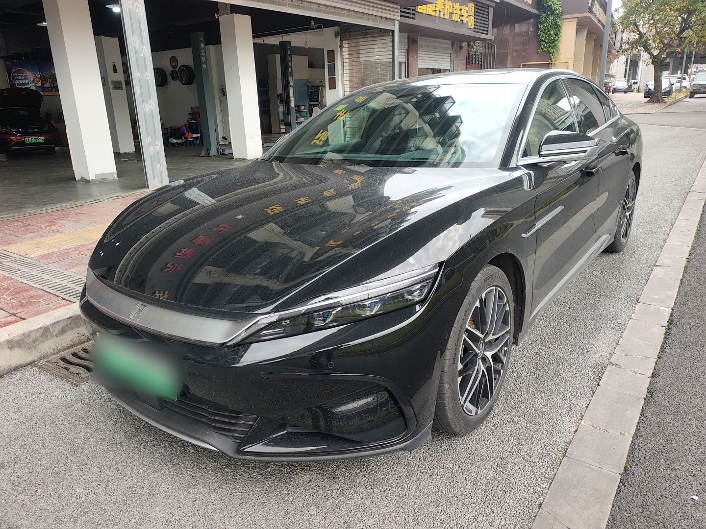 تحت مقدمة السيارة