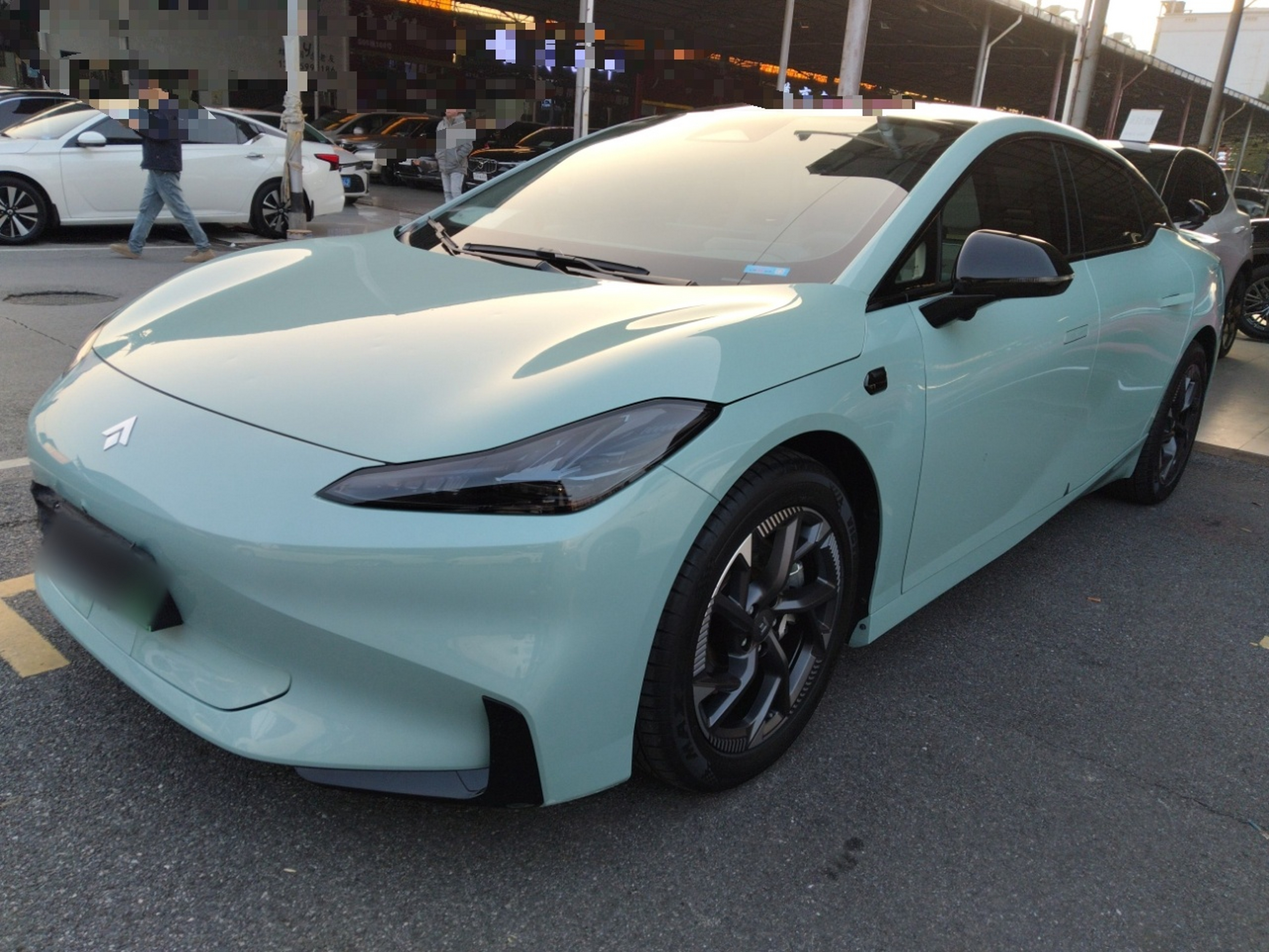 Под передней частью автомобиля
