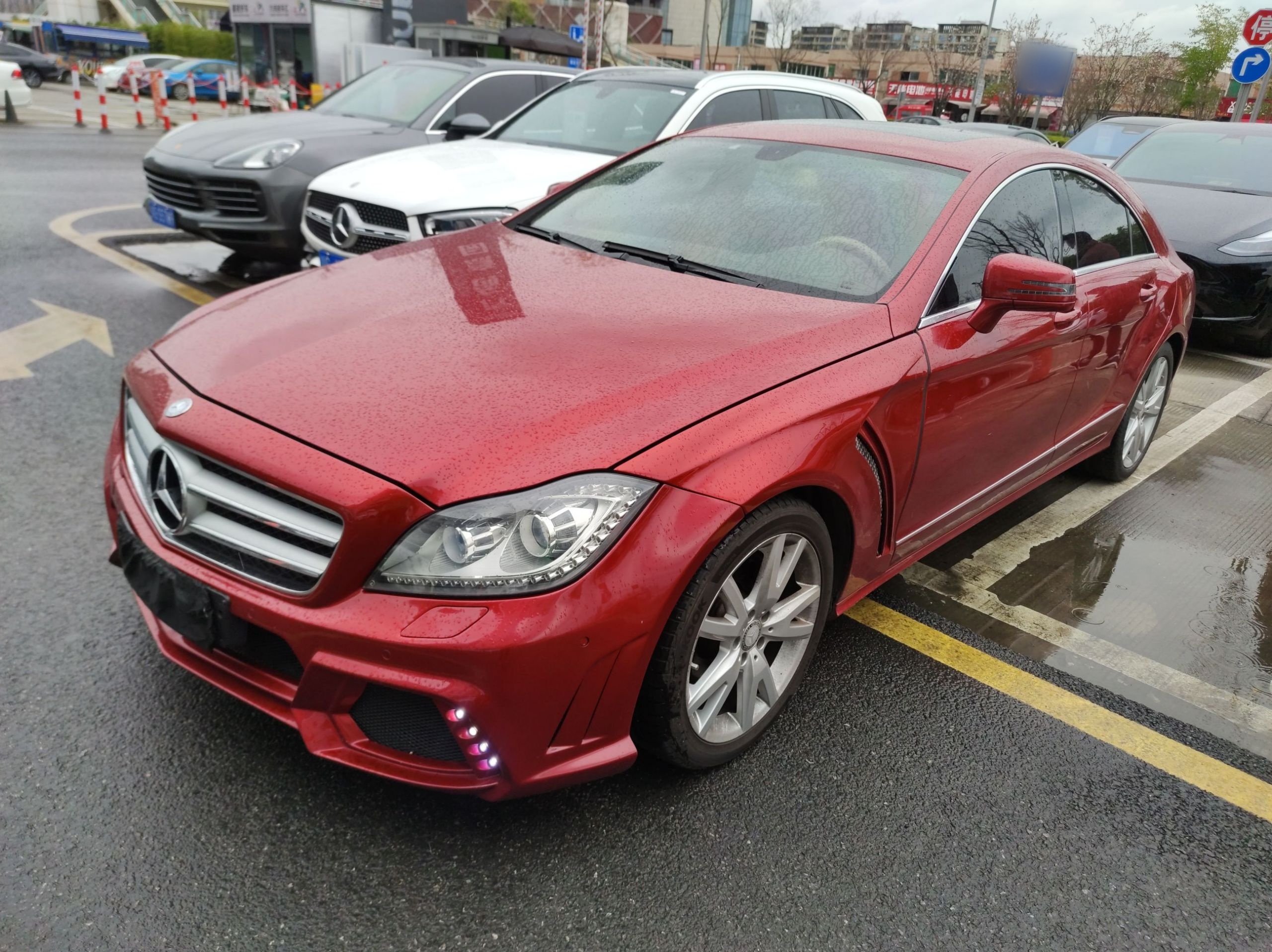 Под передней частью автомобиля