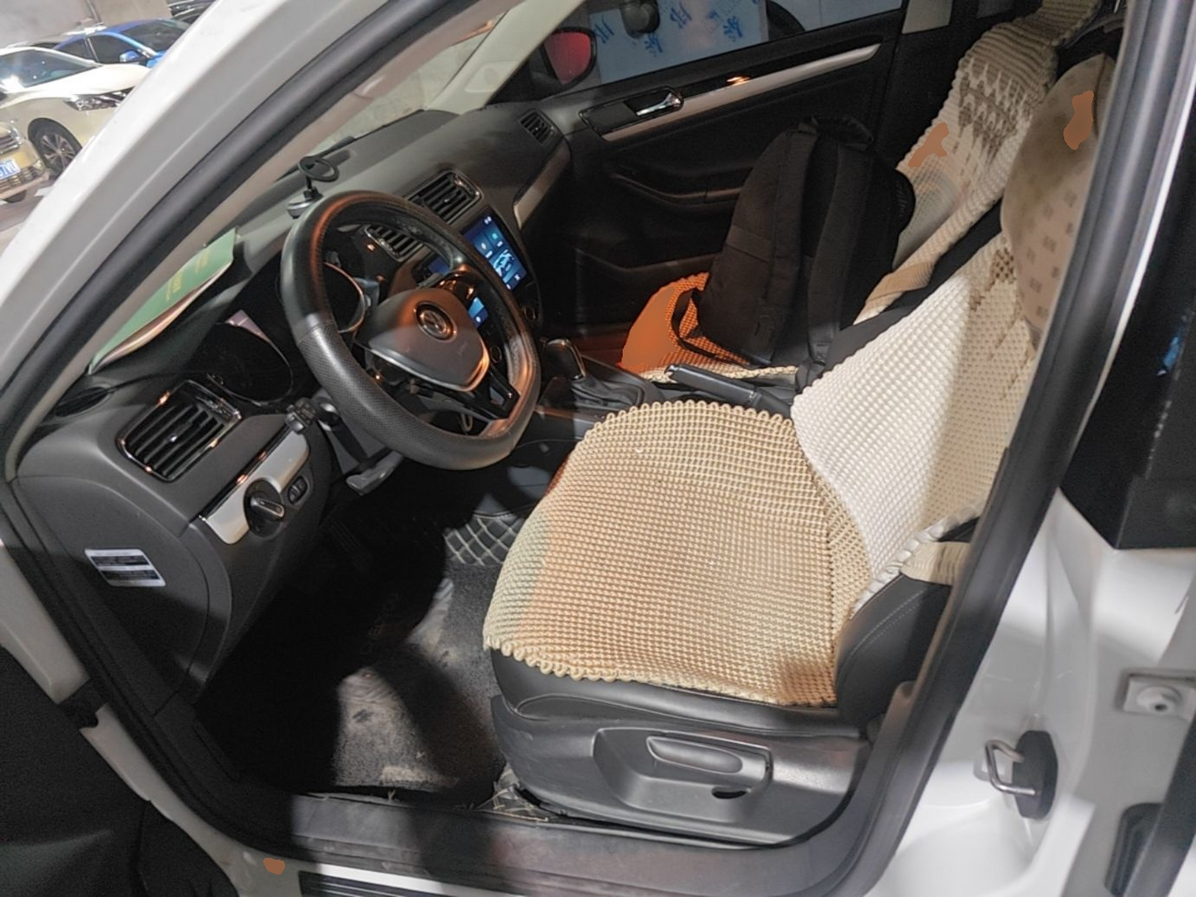 المقاعد الأمامية داخل السيارة