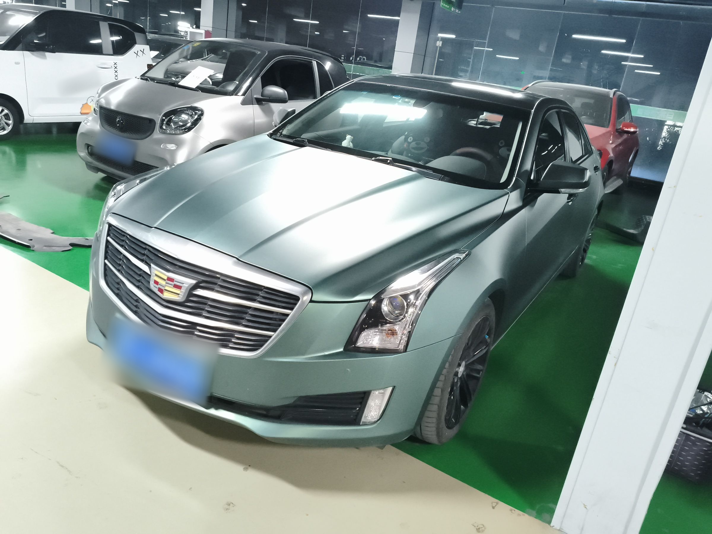 Под передней частью автомобиля