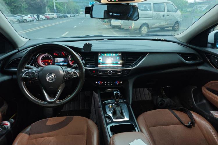 Used Buick Regal 2017 20T Luxury Model Center Console