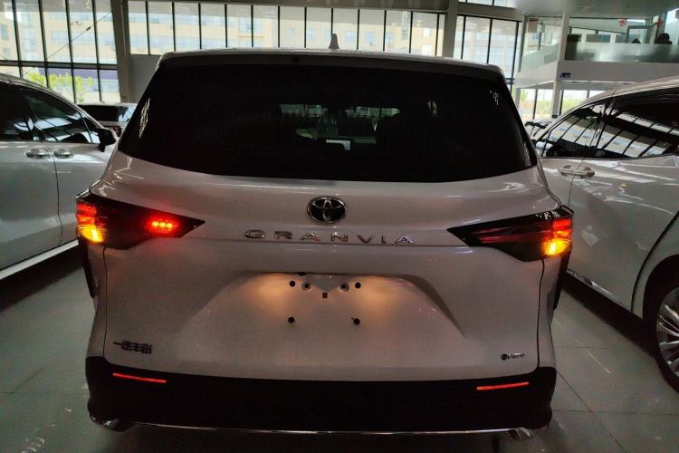 Used Toyota Granvia 2024 2.5L Hybrid Comfort Edition
