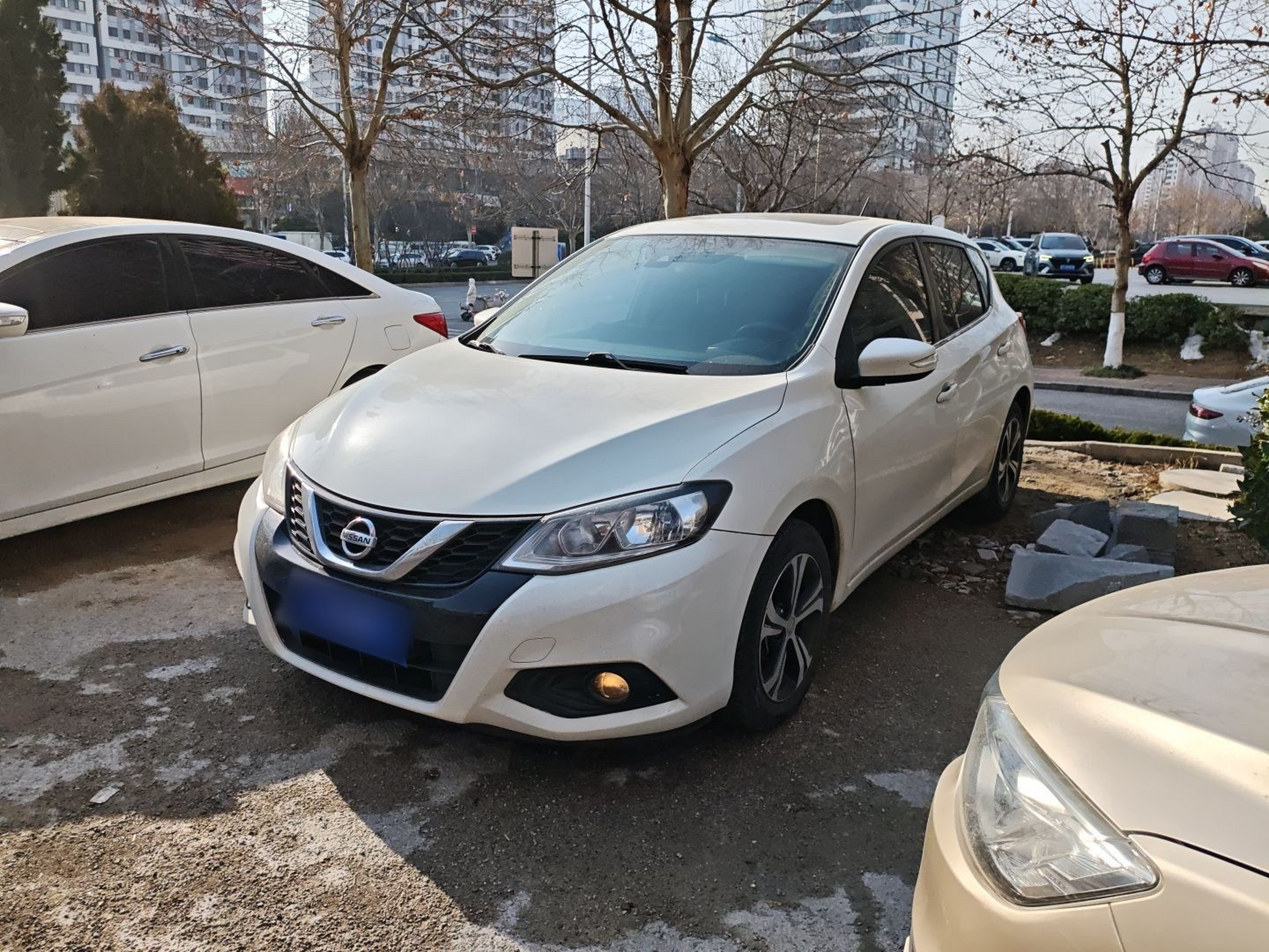 Под передней частью автомобиля