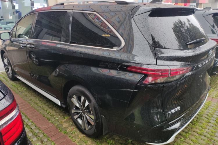 Used Toyota Granvia 2023 2.5L Hybrid Luxury Edition