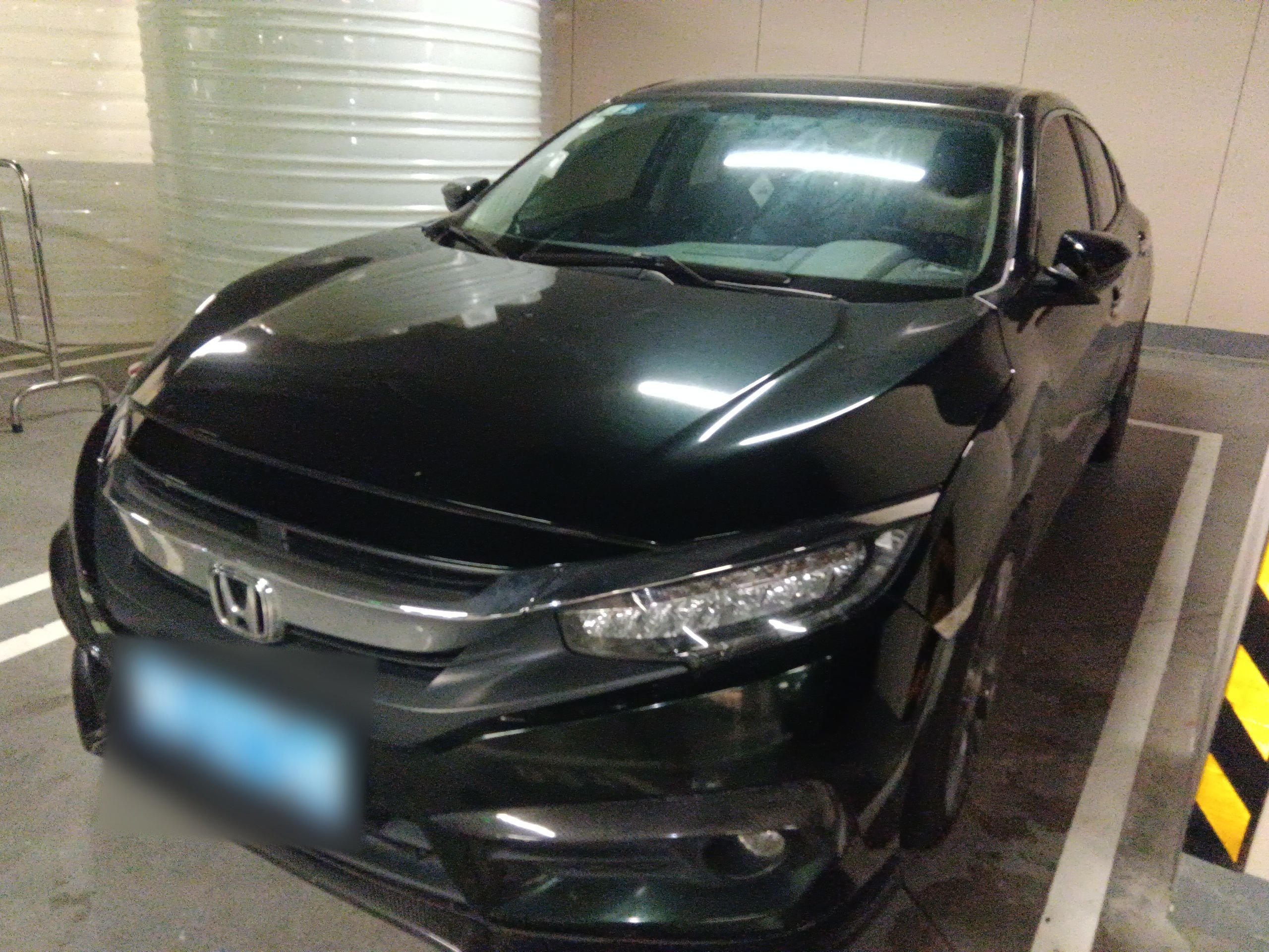 تحت مقدمة السيارة