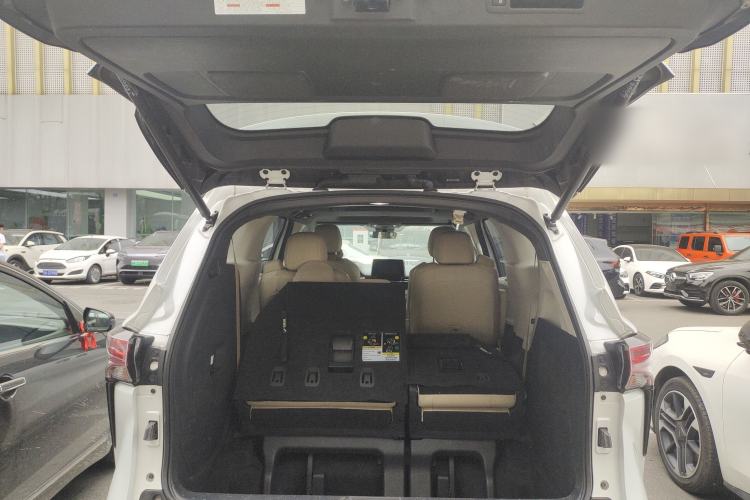 Used Toyota SIENNA 2023 2.5L Hybrid Luxury Edition Trunk