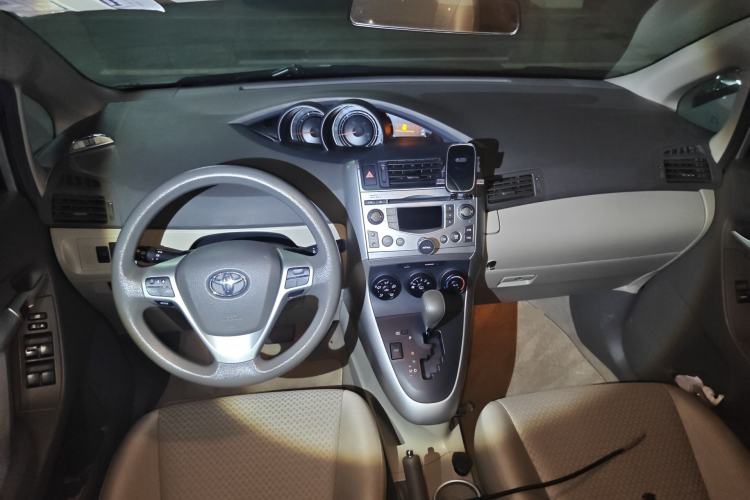 Used Toyota Verso 2014 Starlight 180E CVT Elite Edition Center Console