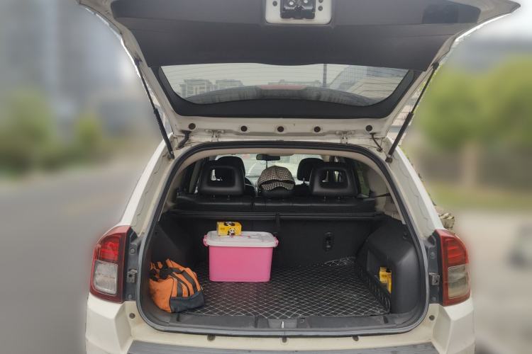 Used Jeep Compass 2014 2.4L Four-Wheel Drive Serpentine Collection Edition Trunk