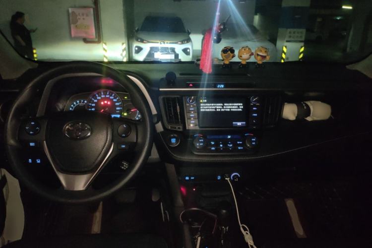 Used Toyota RAV4 2019 2.0L CVT Two-Wheel Drive Luxury Version China VI Standard
