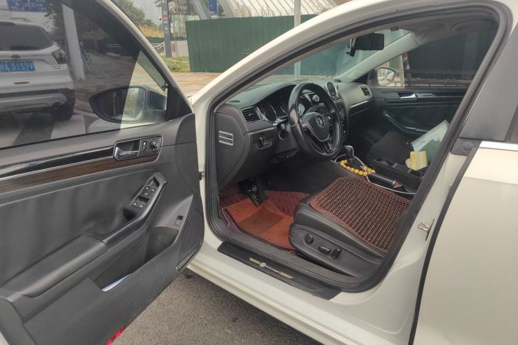 Used Volkswagen Sagitar 2015 230TSI Automatic Luxury Model Driver Seat