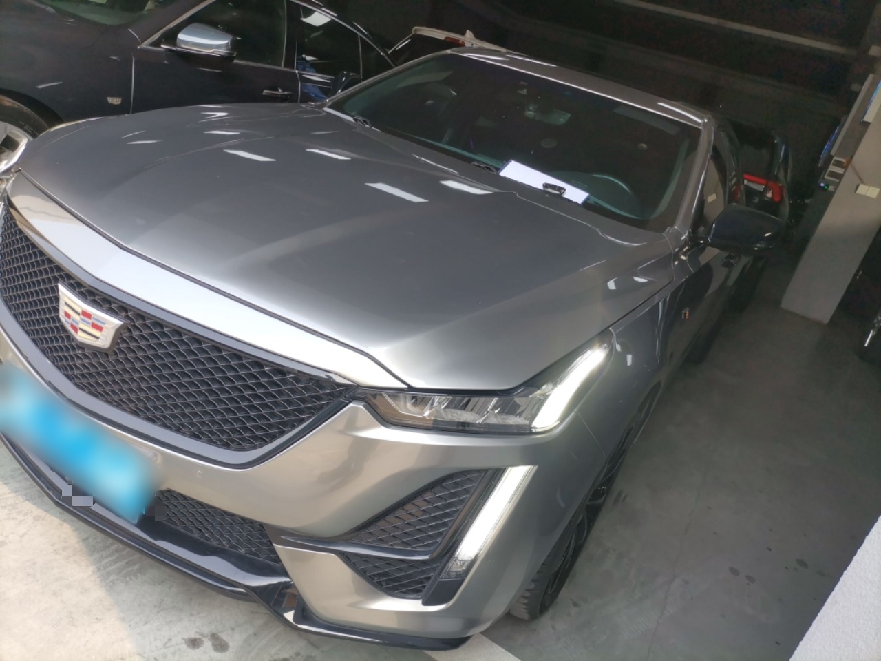 Под передней частью автомобиля