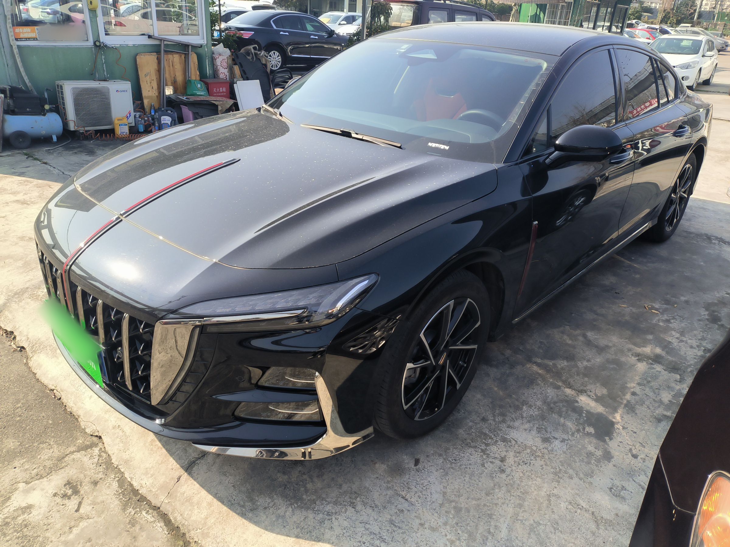 تحت مقدمة السيارة