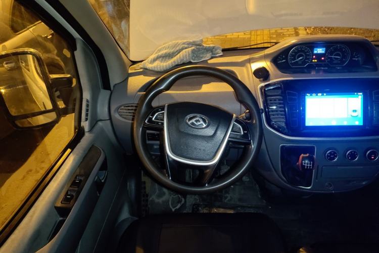 Used SAIC MAXUS Xintu V80 2018 2.5T 6-Speed Manual Aoyuntong Facelifted Short Wheelbase Mid-Height 5-6-Seater Steering Wheel