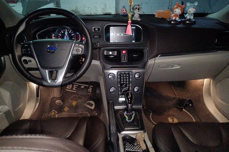 Used Volvo V40 2016 T4 Smart Luxury Edition
