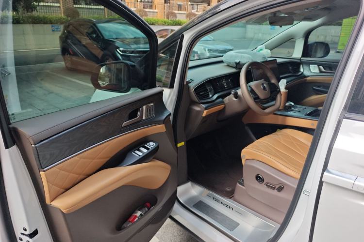 Used Denza D9 2022 DM-i 1040 Prestige Model