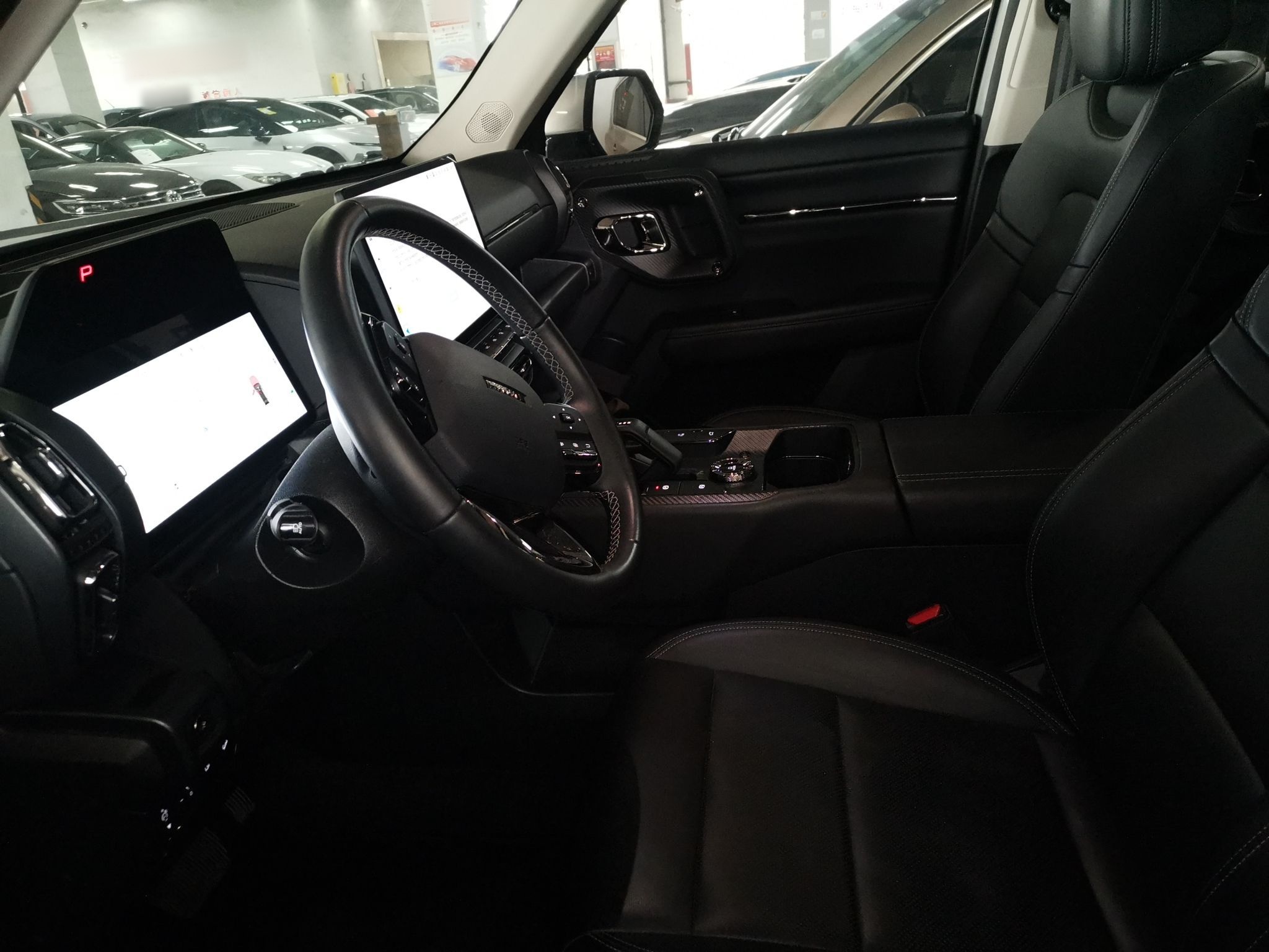 المقاعد الأمامية داخل السيارة