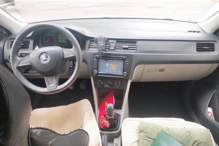 Used Skoda Rapid 2016 1.6L Manual Front-Wheel-Drive Version Center Console