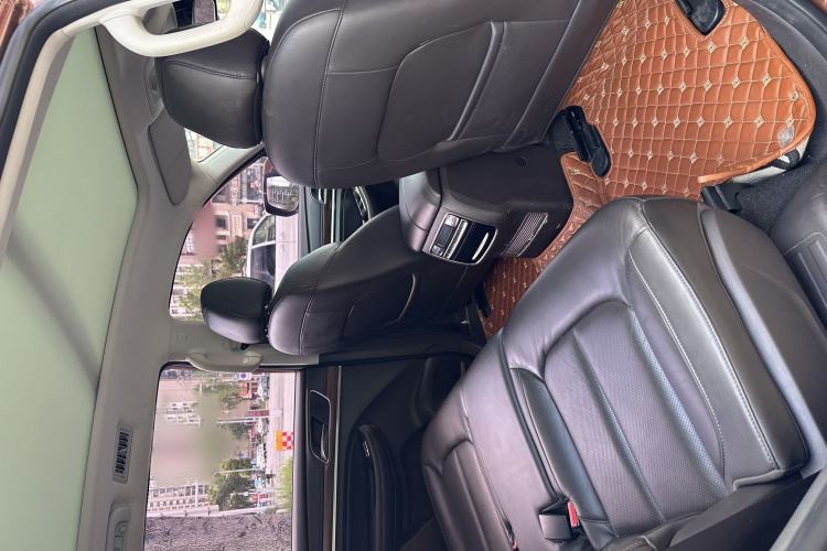 Used Roewe RX8 2018 30T Smart Connectivity Two-Wheel Drive Supreme Edition Interior 3