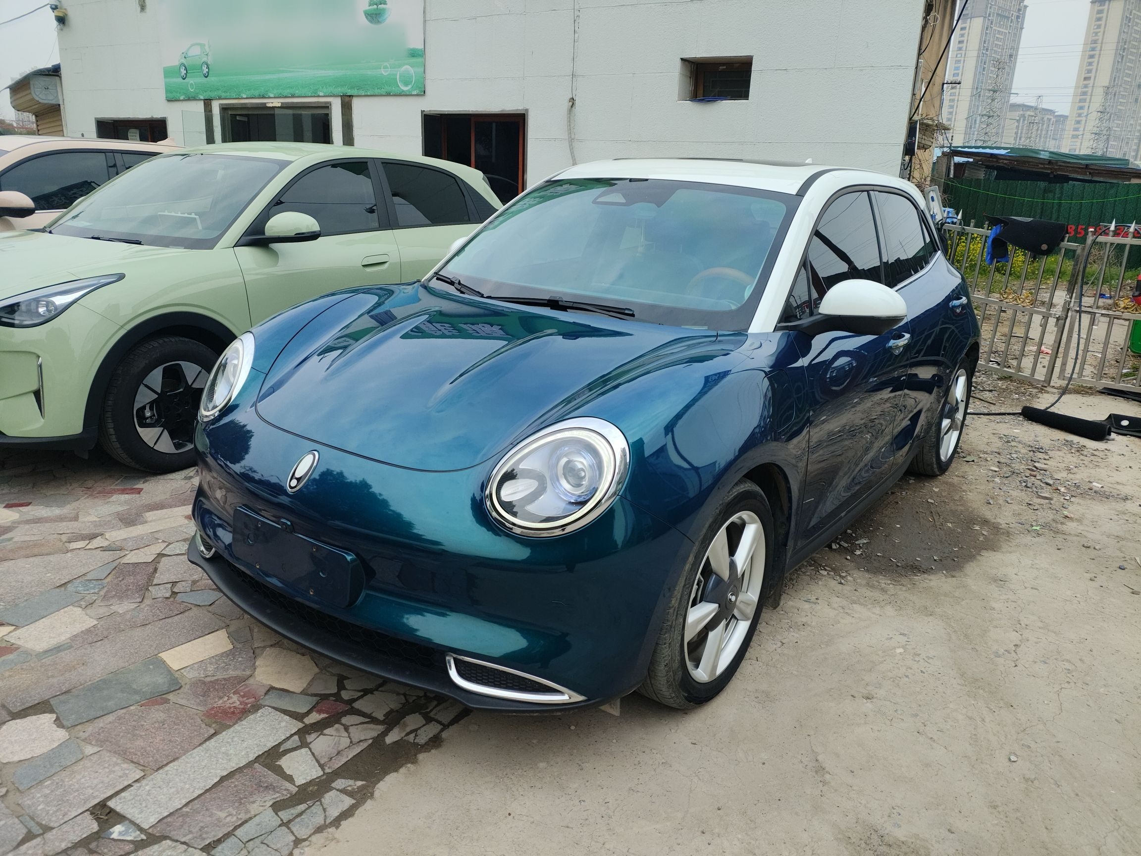 تحت مقدمة السيارة