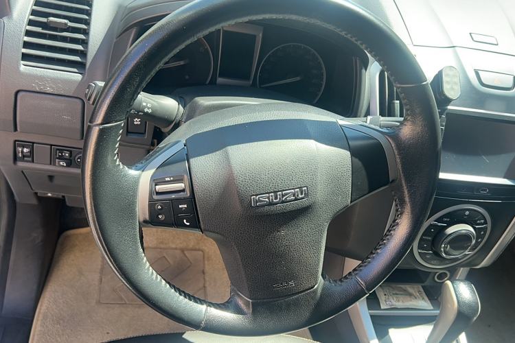 Used Isuzu D-MAX 2015 2.5T Four-Wheel Drive Automatic Ultra-Luxury Version 4JK1
