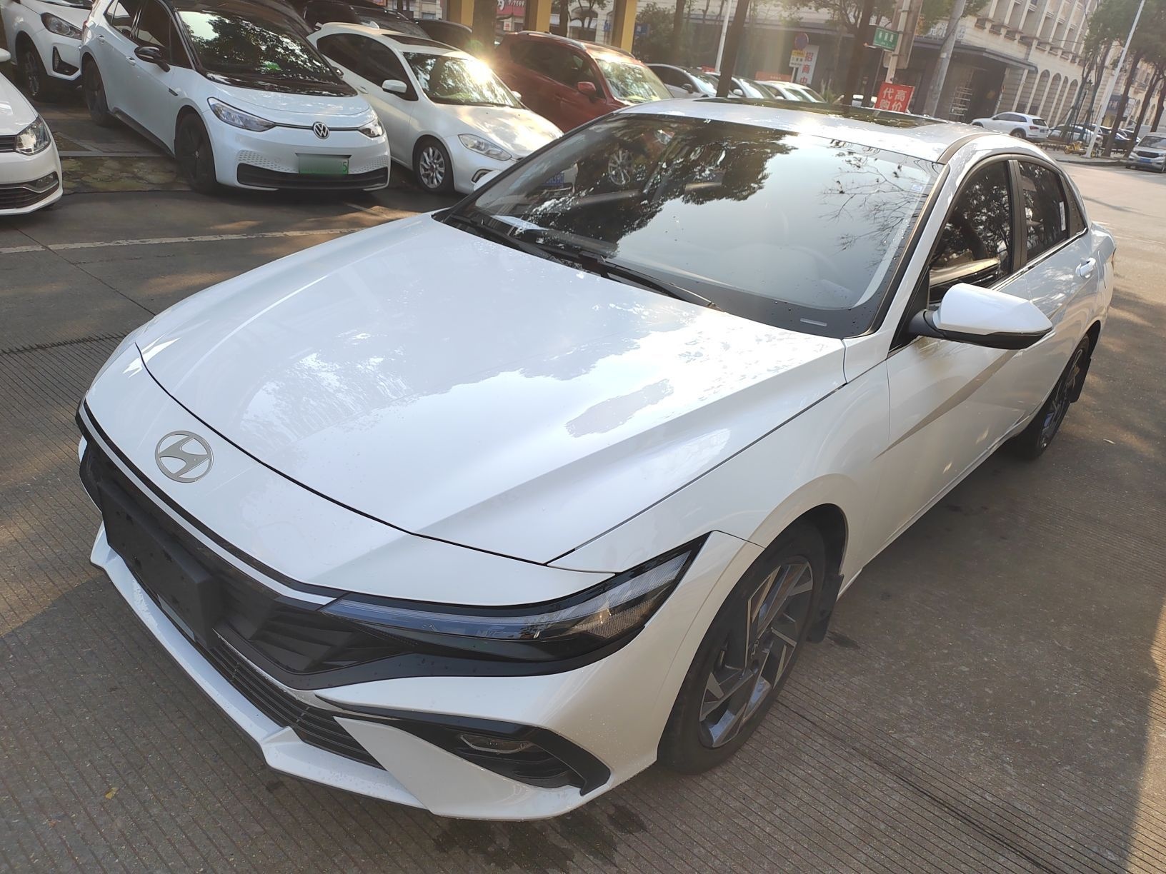 Под передней частью автомобиля