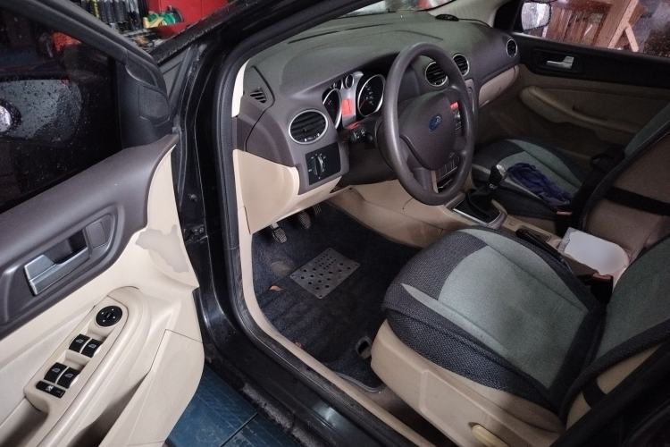 Used Ford Focus 2013 Sedan Classic 1.8L Manual Base Model
