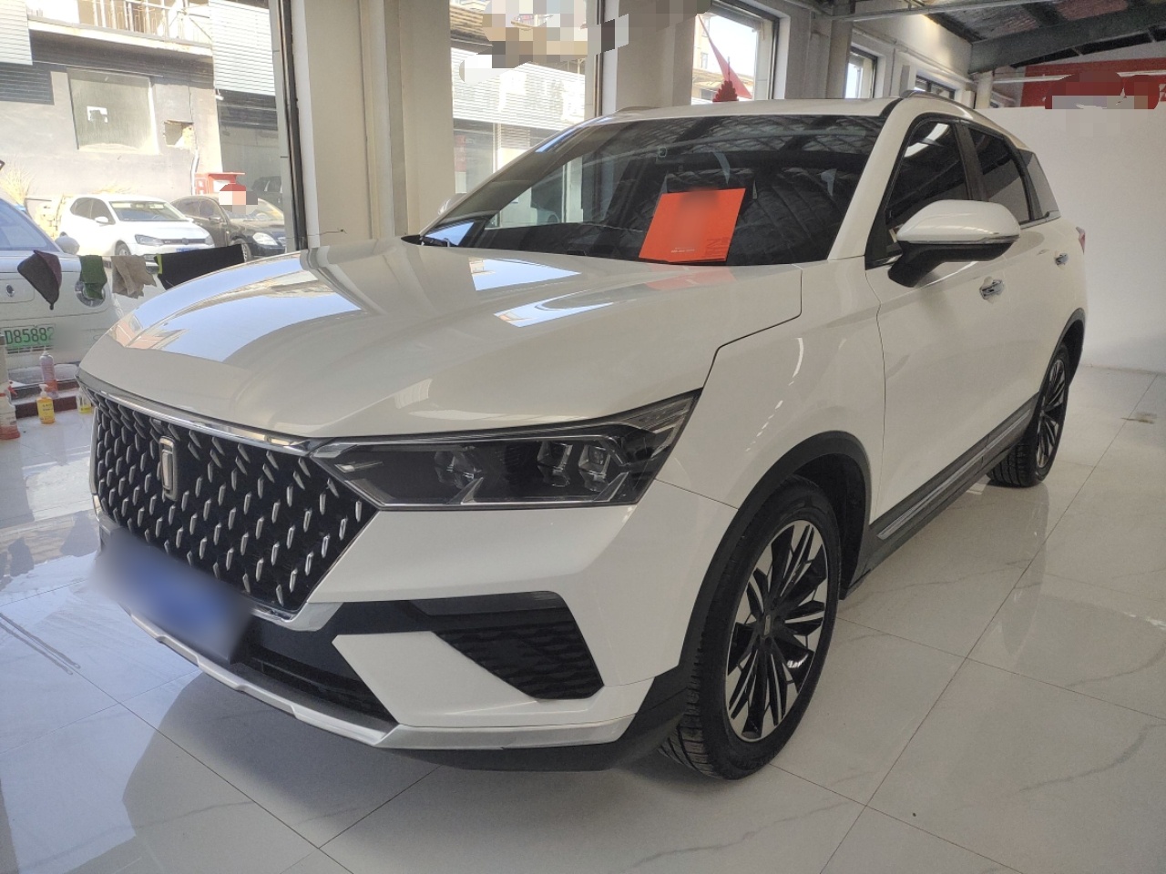 تحت مقدمة السيارة