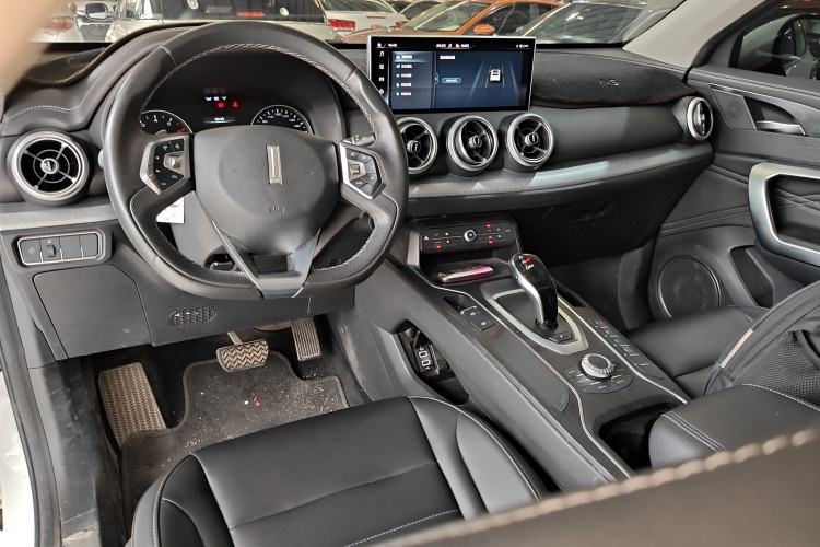 Used Wey VV5 2020 1.5T Two-Wheel Drive Color Pioneer Center Console