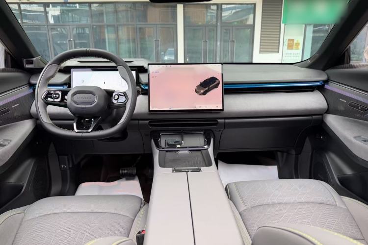 Used Lynk & Co 08 EM-P 2025 120km Long-Range Halo
