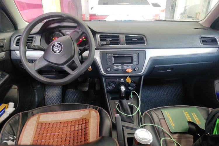 Used Volkswagen Gran Lavida 2015 1.6L Automatic Fashion Edition Center Console