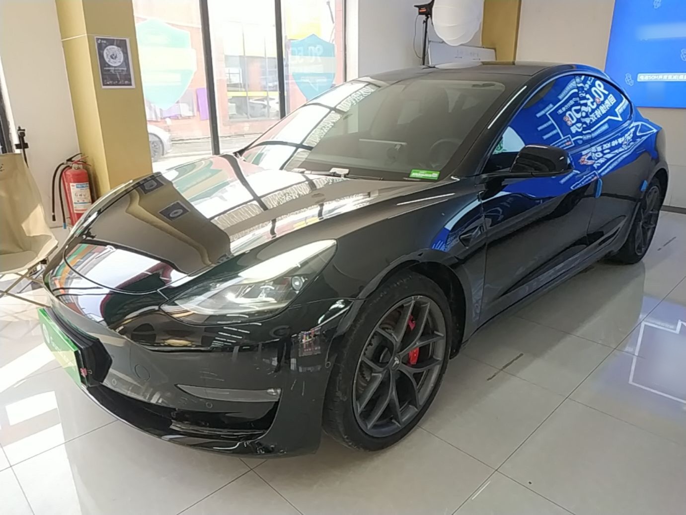 Под передней частью автомобиля