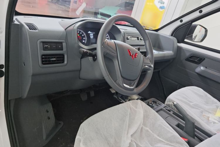 Used Wuling Yangguang 2024 300KM Comfort Version Passenger Van 75kW
