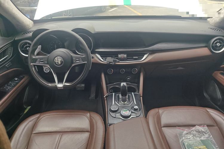 Used Alfa Romeo Stelvio 2017 2.0T 280HP Luxury Edition Center Console