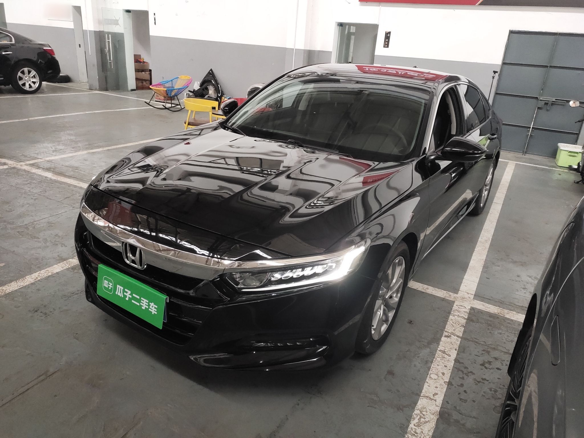 تحت مقدمة السيارة