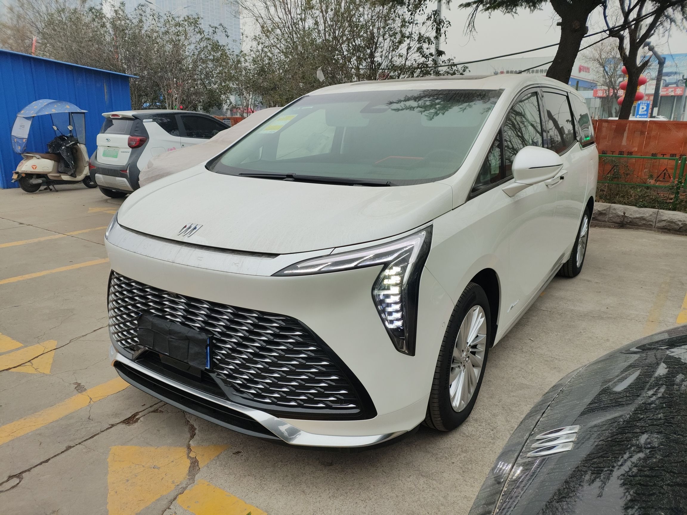 تحت مقدمة السيارة