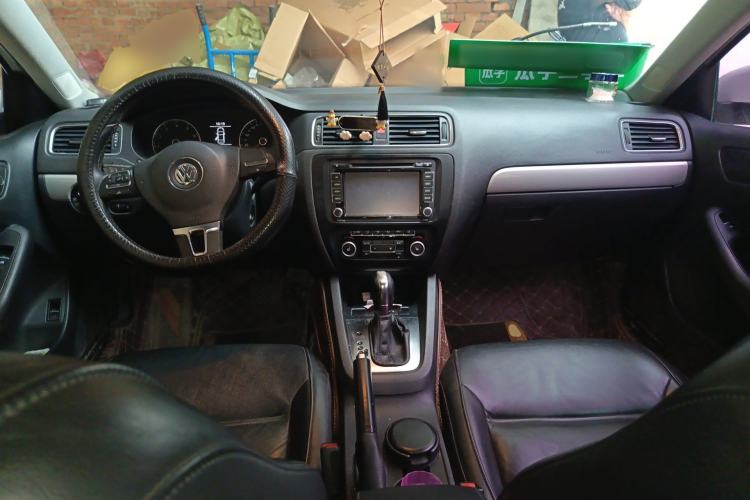 Used Volkswagen Sagitar 2012 1.4TSI Automatic Luxury Edition Center Console