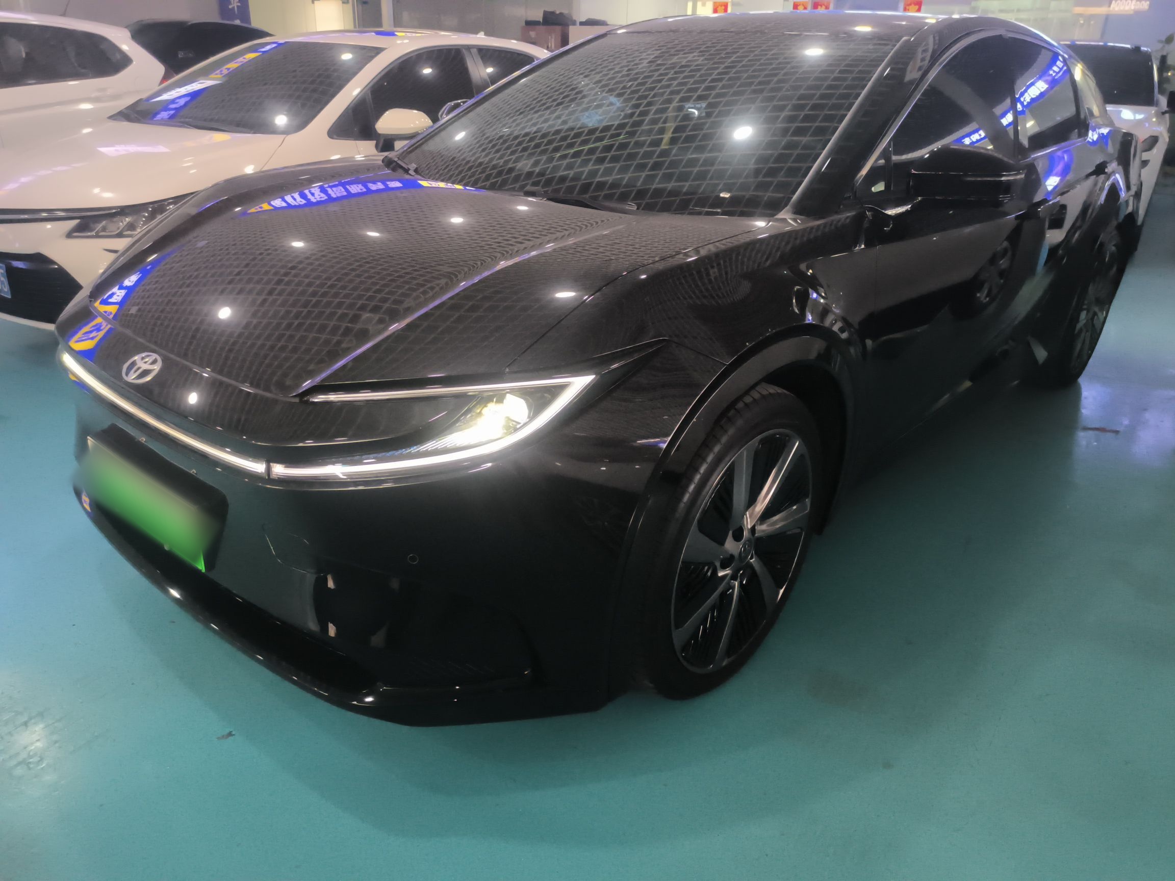 تحت مقدمة السيارة