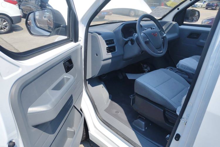 Used Wuling Yangguang 2024 300KM Comfort Version Passenger Van 75kW